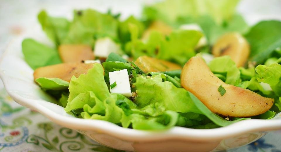 foto da receita Salada de folhas,   pera e queijo