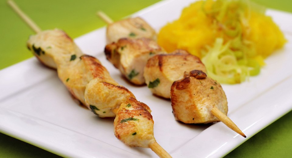 foto da receita Espeto de frango com alho poró e purê de mandioquinha