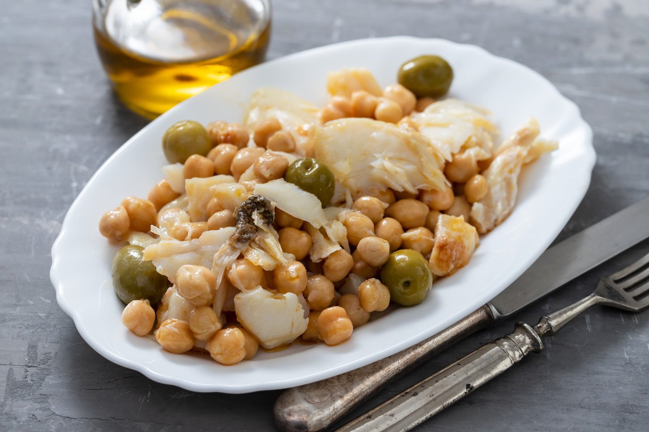 foto da receita Salada de grão de bico com bacalhau