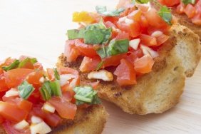 foto da receita Bruschetta com tomate e manjericão