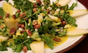 foto da receita Salada de folhas com cubos de queijo e pera