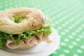 foto da receita Bagel com gorgonzola e peito de peru