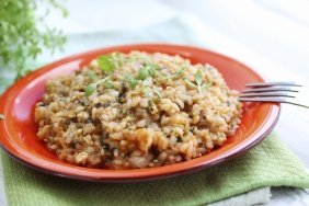 foto da receita Arroz integral com alho e jambu