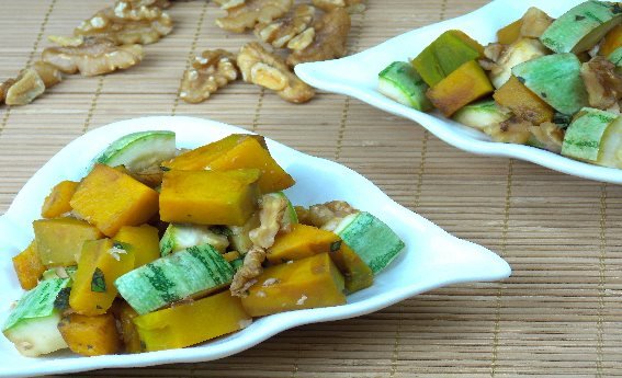 foto da receita Salada de abóbora e abobrinha com nozes