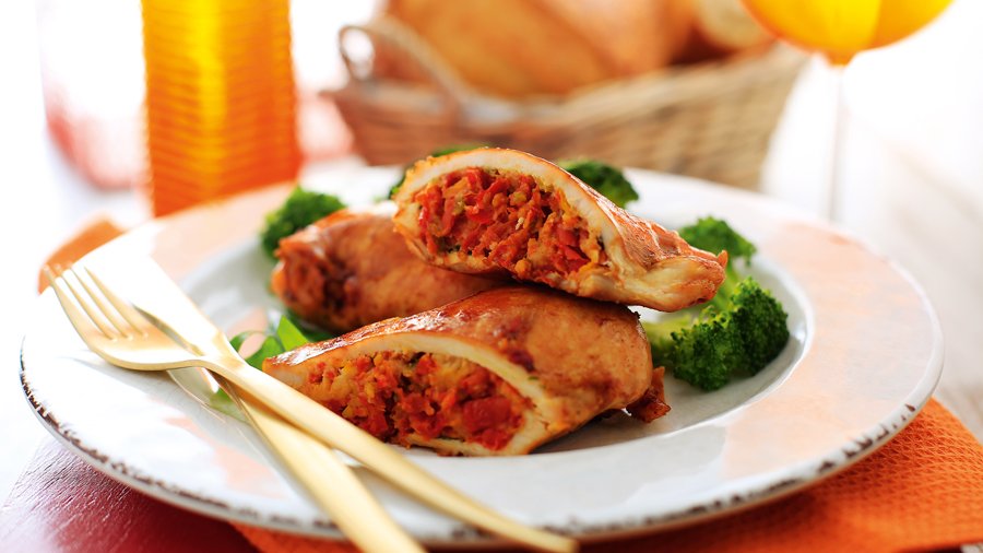 foto da receita Filé de frango recheado com tomate seco,   pinhão e manjericão