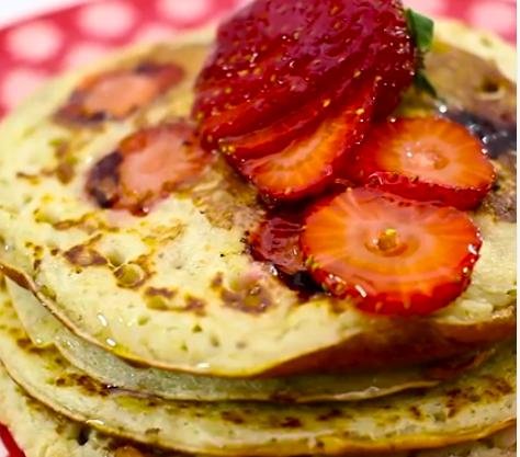 foto da receita Panqueca de iogurte com morango