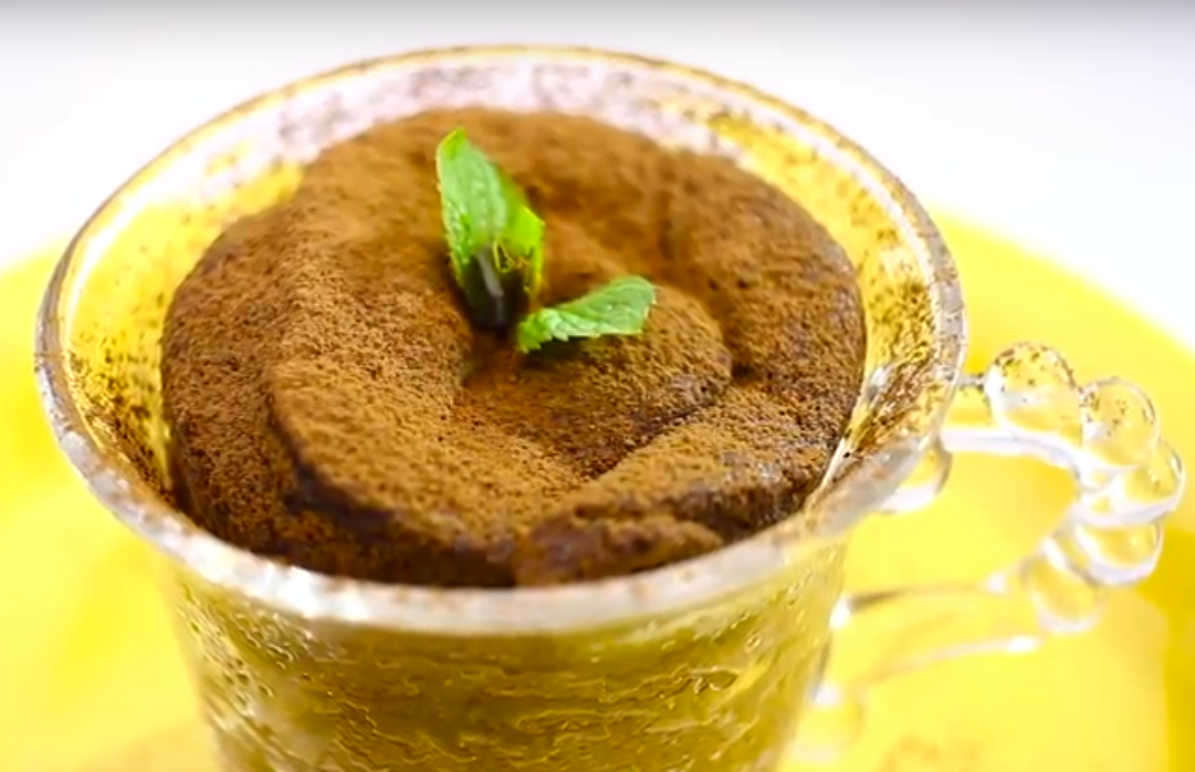 foto da receita Bolo de cacau na caneca