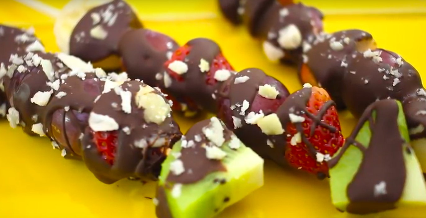 foto da receita Frutas de chocolate e castanhas