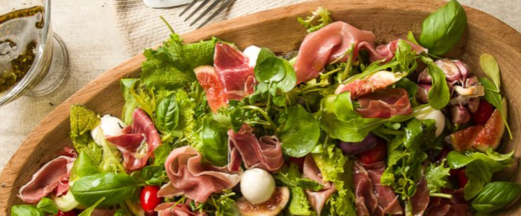 foto da receita Salada rúcula,   tomate cereja e presunto cru