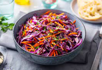 foto da receita Salada bronzeadora repolho roxo,   tomate cereja e cenoura ralada 