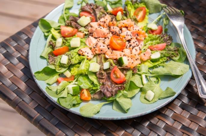 foto da receita Salada grega de salmão com molho de iogurte e tahine da Chef Izabel