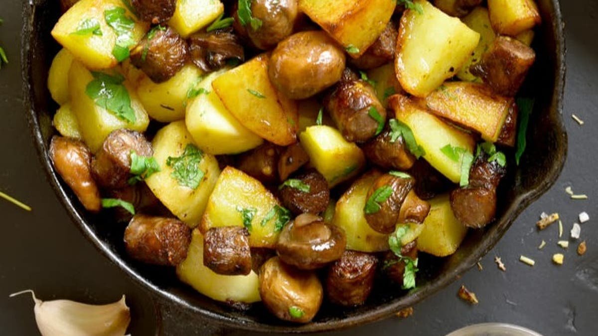 foto da receita Cogumelos e batatas salteadas com alho e cebolinha