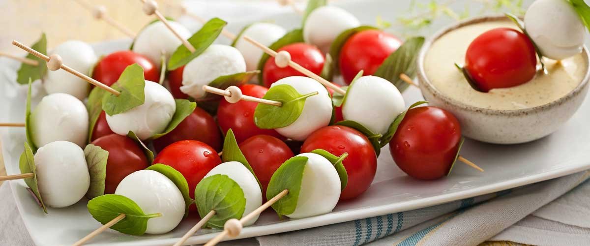 foto da receita Espetinho de ovo de codorna com tomate cereja e manjericão